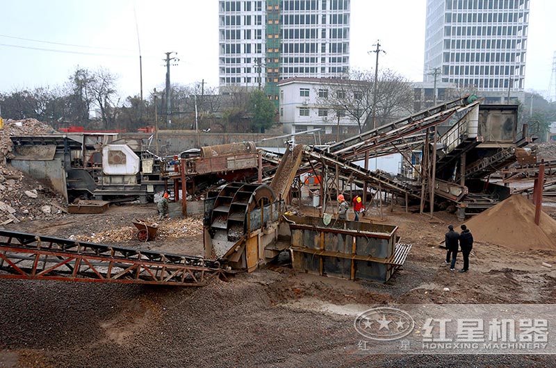 移動磚石建筑垃圾破碎機作業(yè)現場